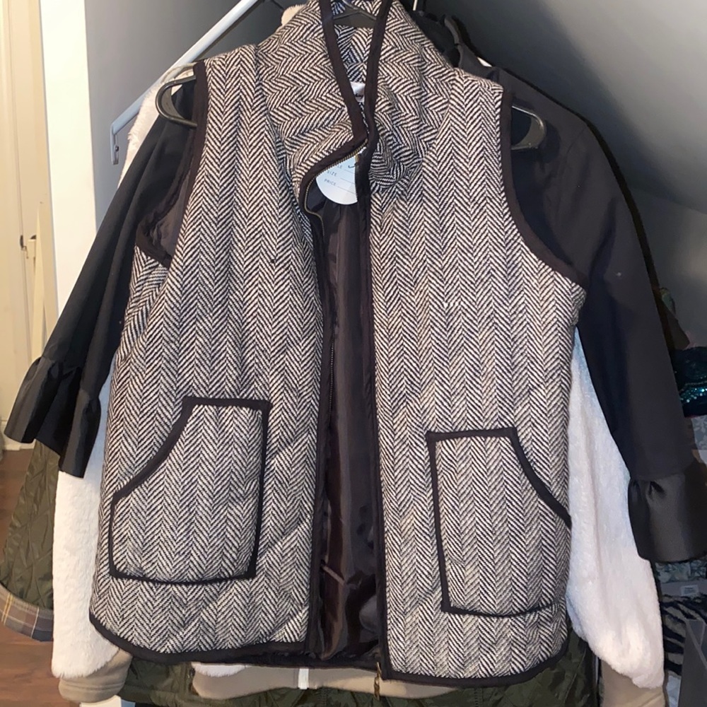 NWT black/White Vest- Small